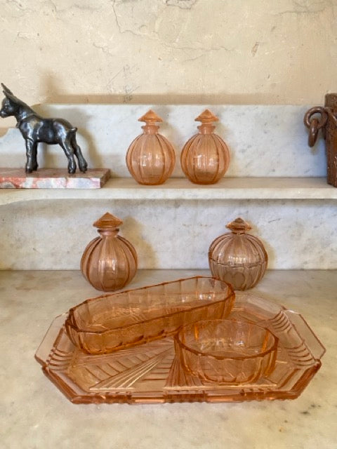 Ensemble de toilette en verre rose Art Déco