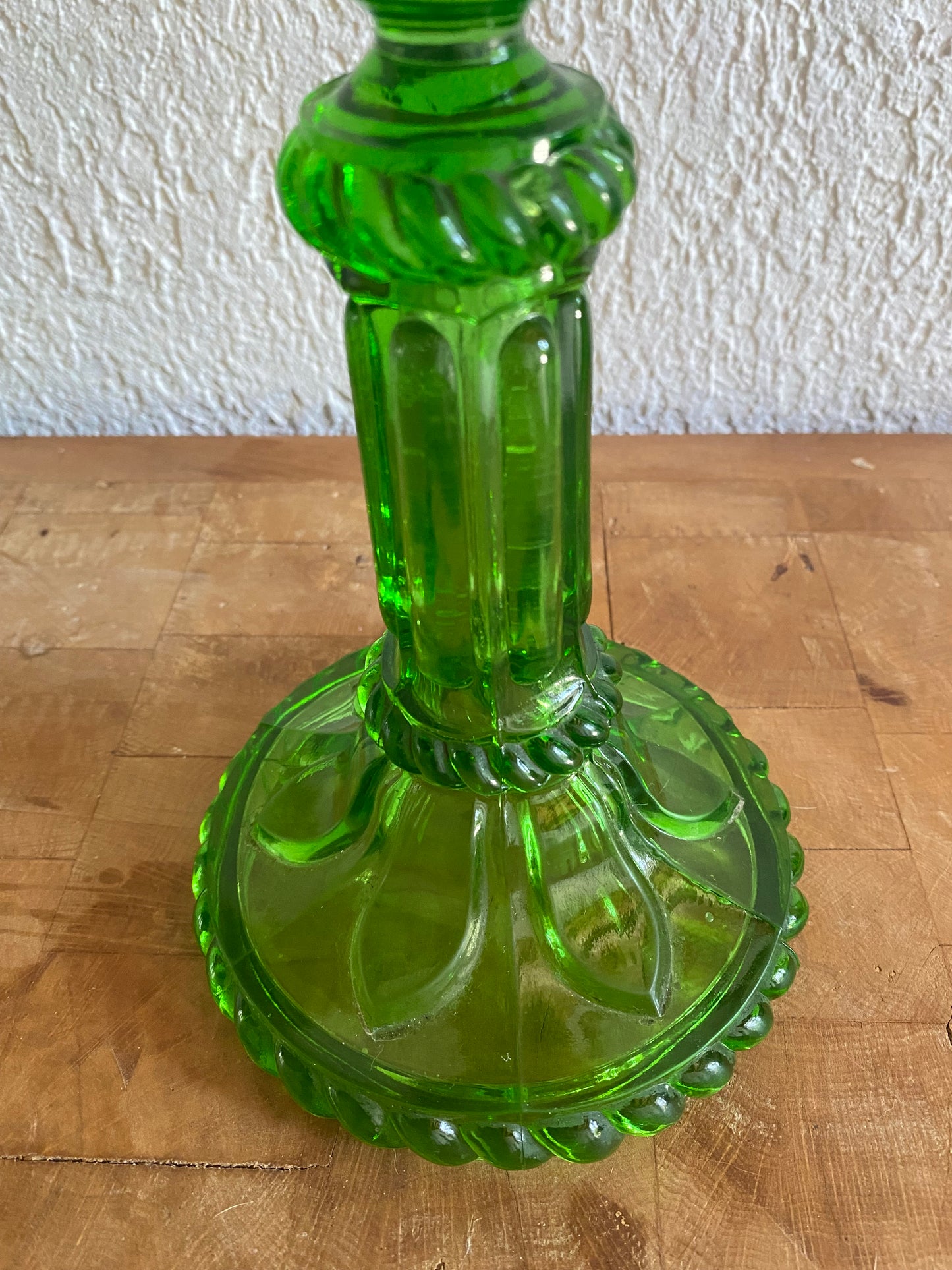 Bougeoir en verre moulé vert