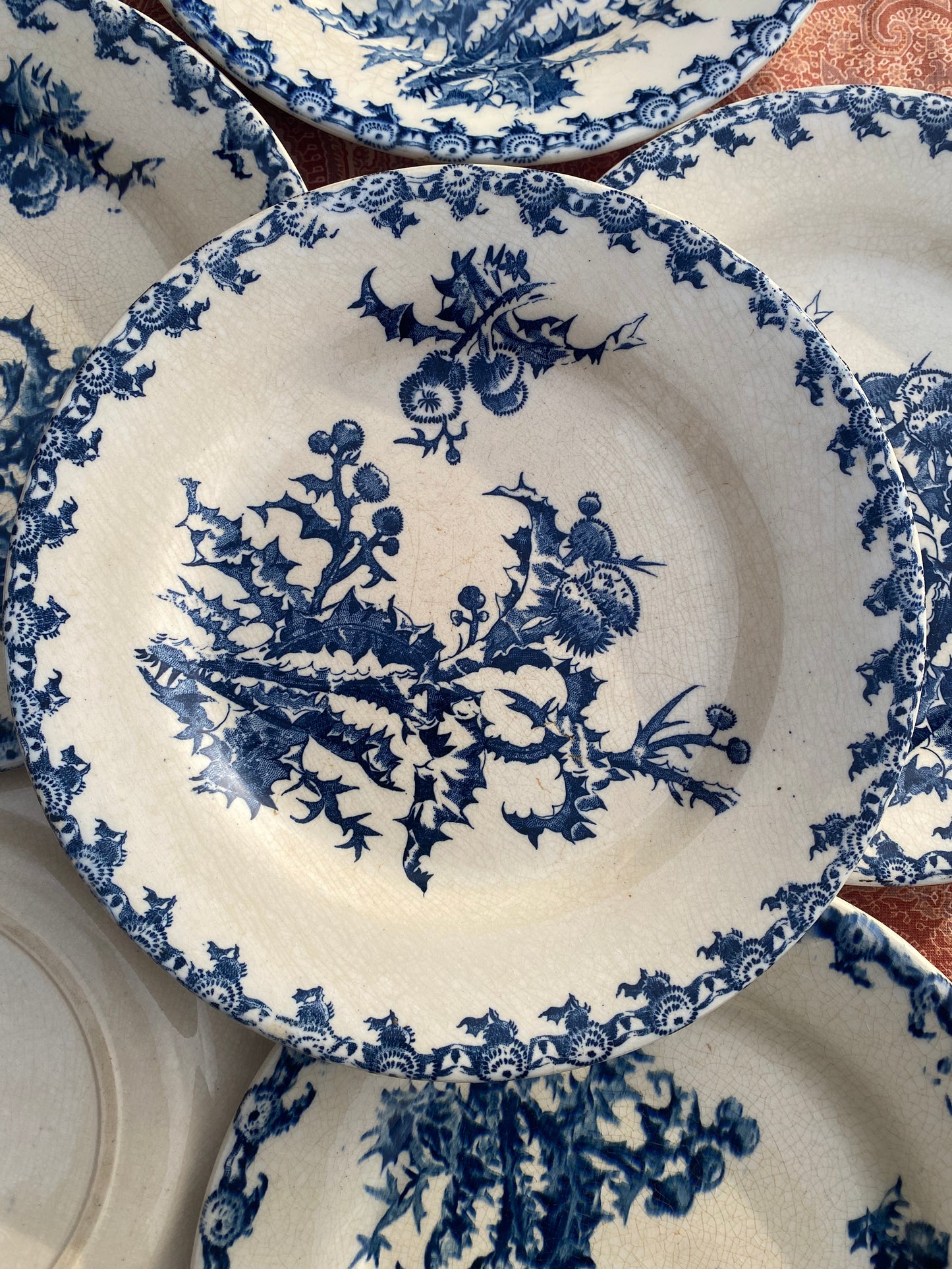 Grandes assiettes en Terre de Fer bleue - Décor Chardons de Gien