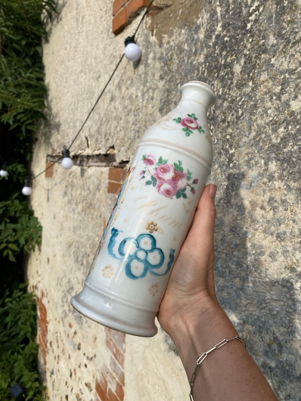 Ancienne bouteille en porcelaine peinte à la main signée Valentin Hébert à Rouen - Décor de roses et d’oiseaux