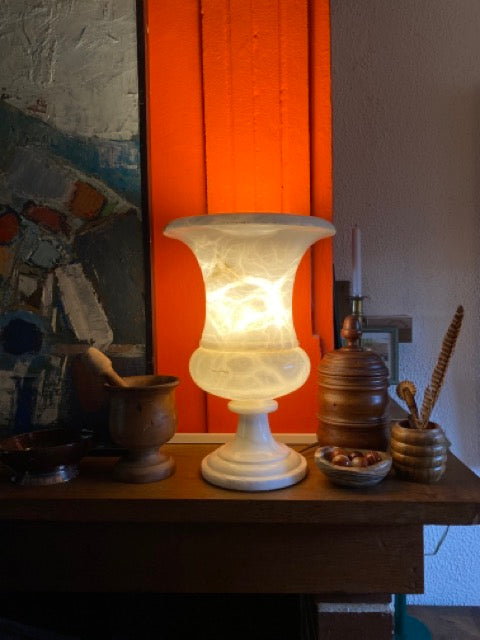 Lampe en albâtre sculptée en forme de vase Medicis