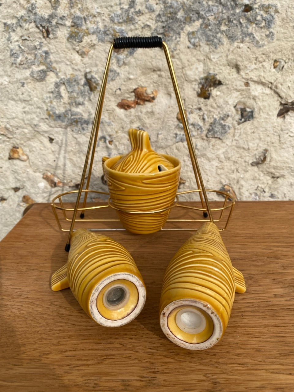 Ensemble vintage sel, poivre et moutardier en céramique des années 50 avec support en laiton