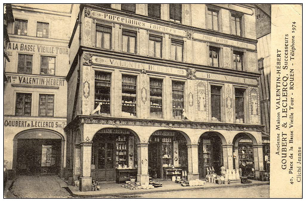 Ancienne bouteille en porcelaine peinte à la main signée Valentin Hébert à Rouen - Décor de roses et d’oiseaux