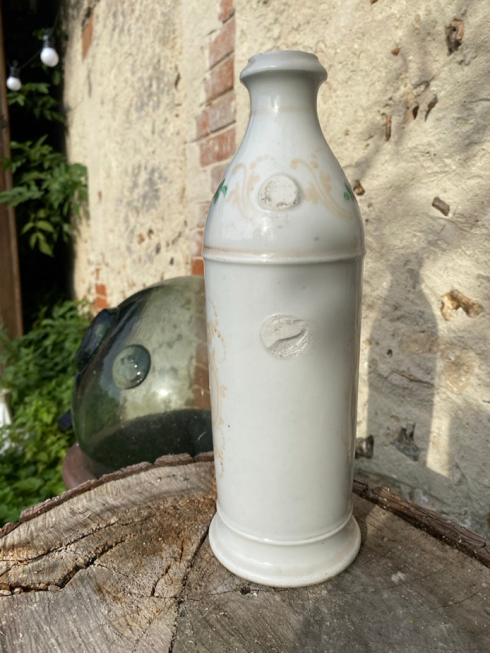Ancienne bouteille en porcelaine peinte à la main signée Valentin Hébert à Rouen - Décor de roses et d’oiseaux