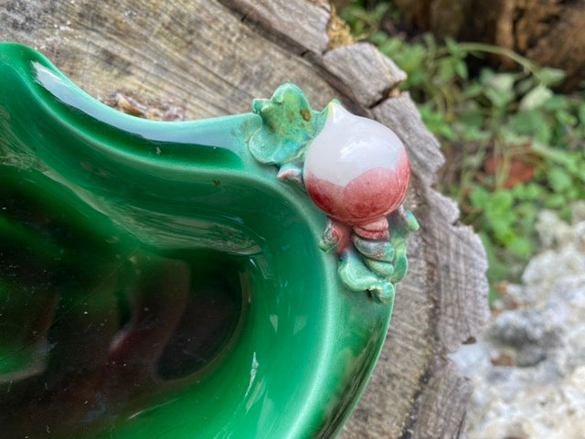 Ravier en ancien en barbotine à décor de radis