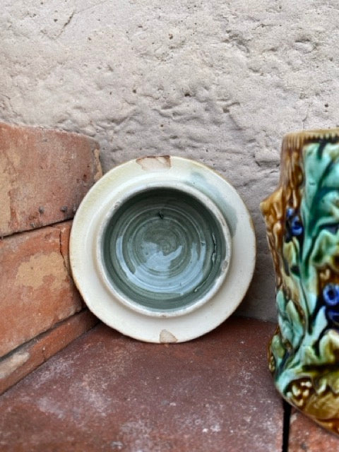 Ancien pot à couvercle en barbotine à décor de feuilles et glands
