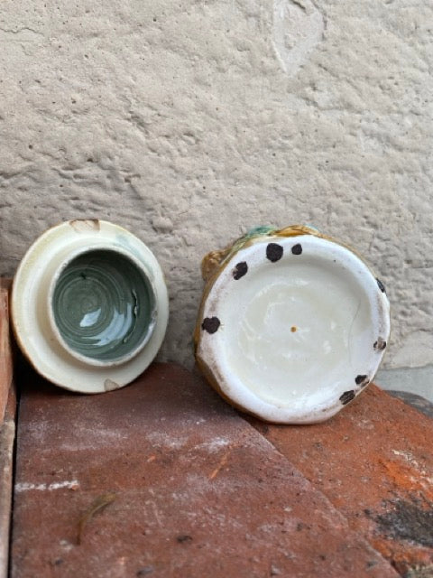 Ancien pot à couvercle en barbotine à décor de feuilles et glands