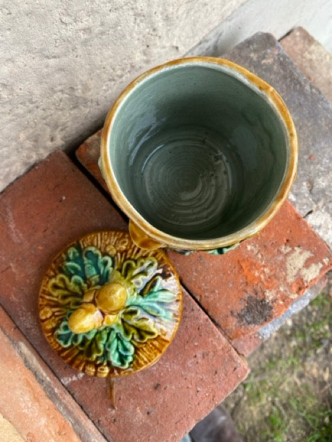 Ancien pot à couvercle en barbotine à décor de feuilles et glands