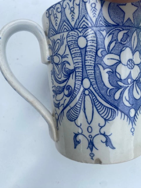 Tasse et chope en porcelaine opaque de Gien - motifs bleus