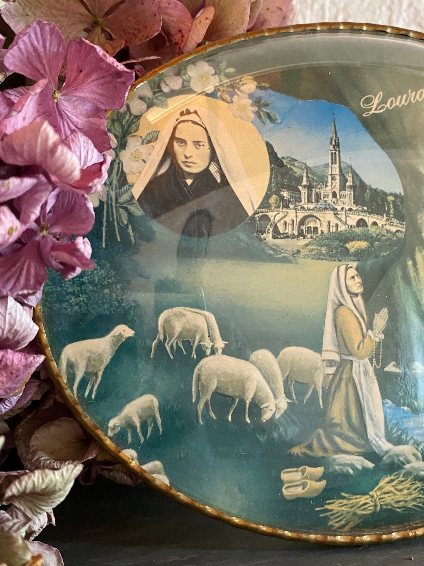 Cadre au verre bombé Sainte Vierge souvenir de Lourdes