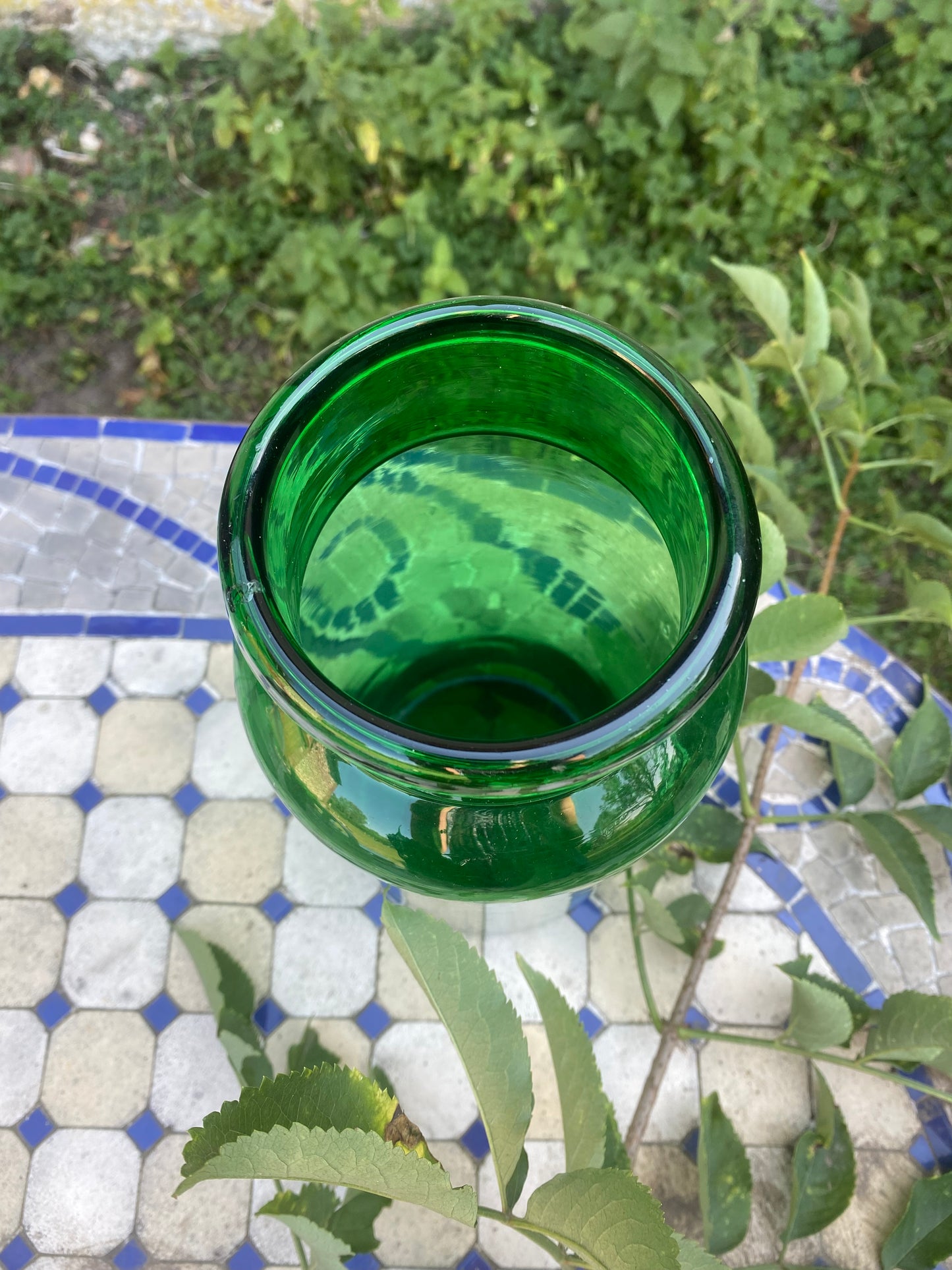 Bocal ancien en verre soufflé vert