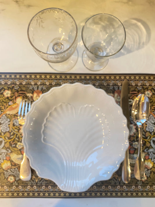 Assiettes creuses calotte en faïence blanche de forme coquille