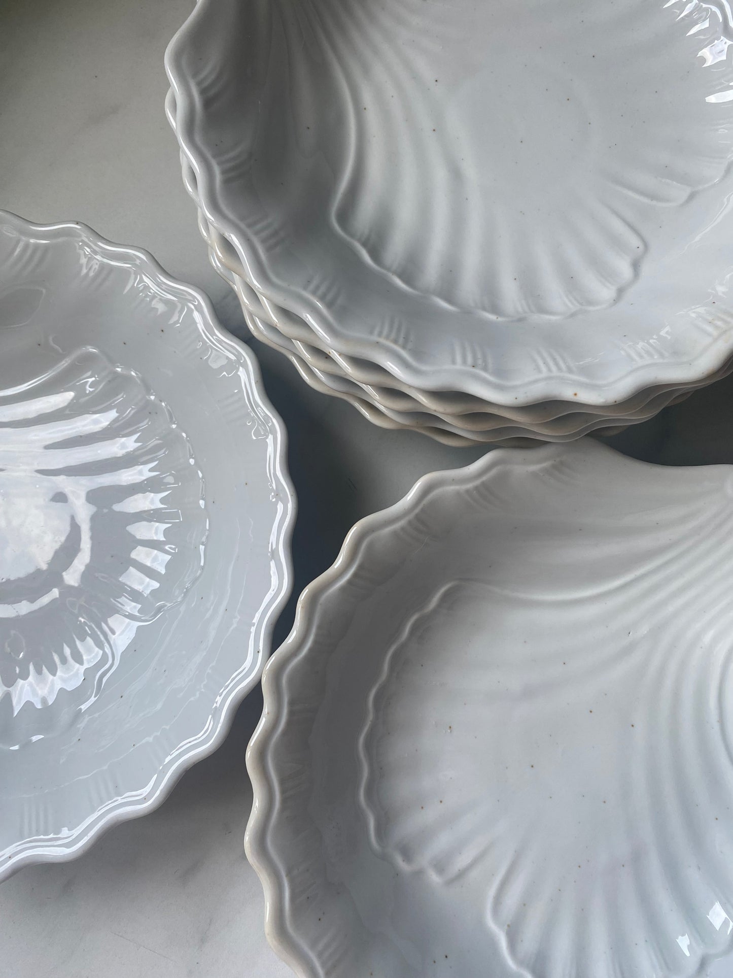 Assiettes creuses calotte en faïence blanche de forme coquille