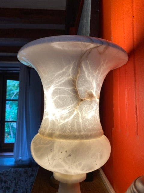 Lampe en albâtre sculptée en forme de vase Medicis