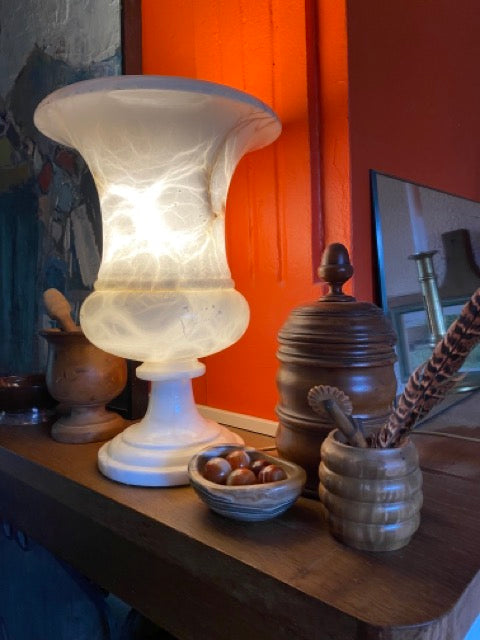 Lampe en albâtre sculptée en forme de vase Medicis