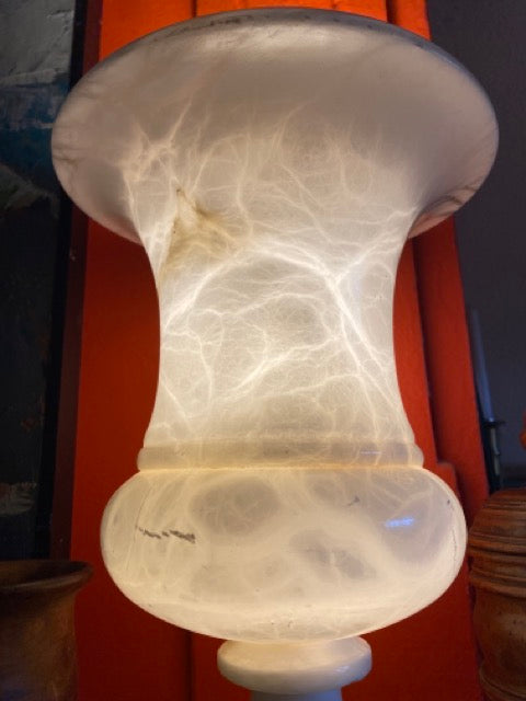 Lampe en albâtre sculptée en forme de vase Medicis