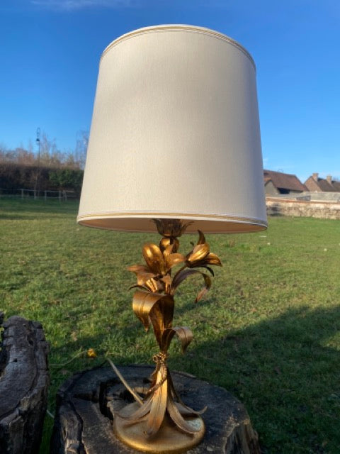 Grande lampe fleurs de lys en métal doré vintage
