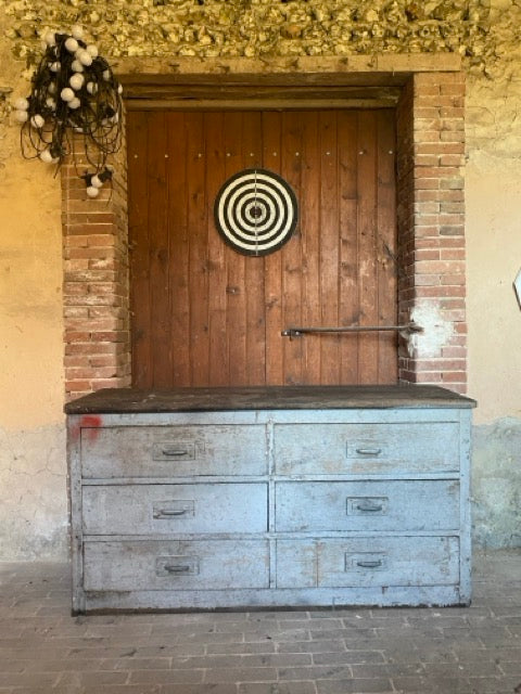 Meuble d’atelier vintage en bois – Chêne et pin – 6 tiroirs – Patine gris-bleu – Longueur 148 cm