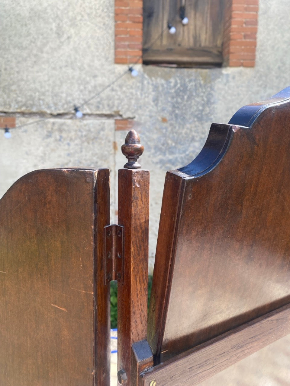 Détail du bois sur miroir ancien en bois vintage