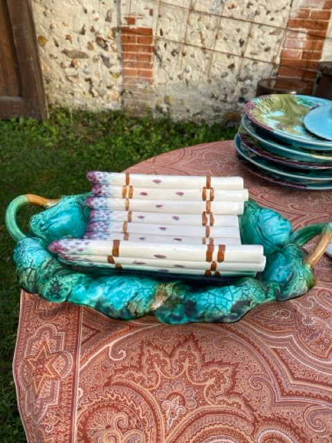 Plat à asperges ancien en barbotine sur sa feuille de chou