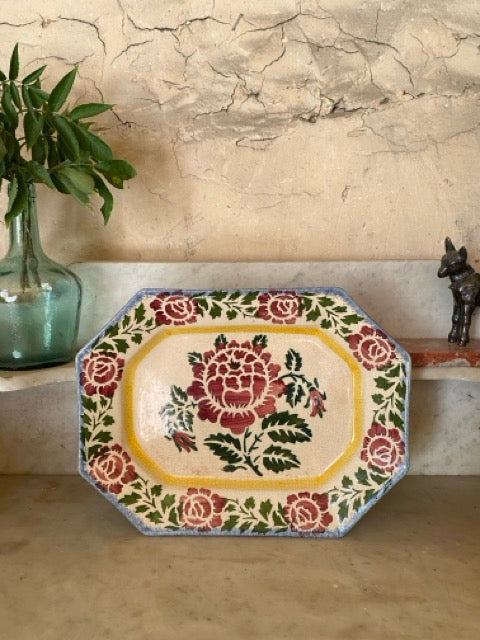 Plat octogonal Art Déco en faïence fleurie