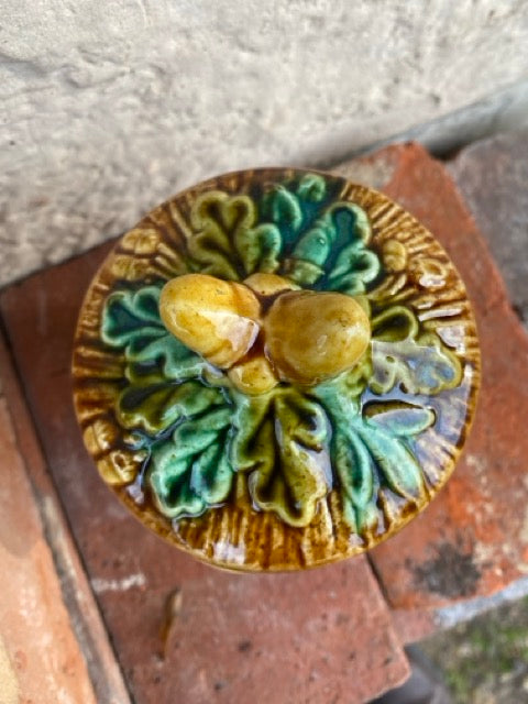Ancien pot à couvercle en barbotine à décor de feuilles et glands