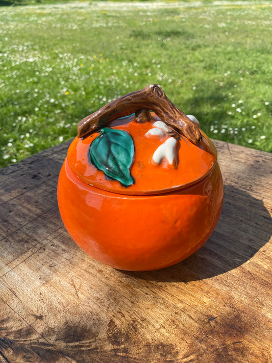 Grosse orange en barbotine signée Vallauris