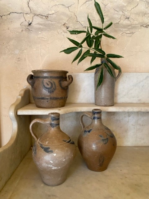Ensemble de pots et flacons anciens en grès d’Alsace