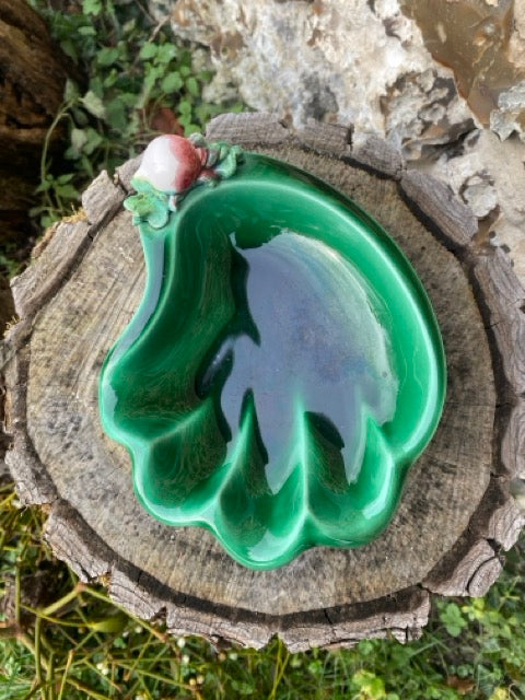 Ravier en ancien en barbotine à décor de radis