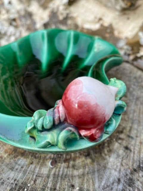 Ravier en ancien en barbotine à décor de radis