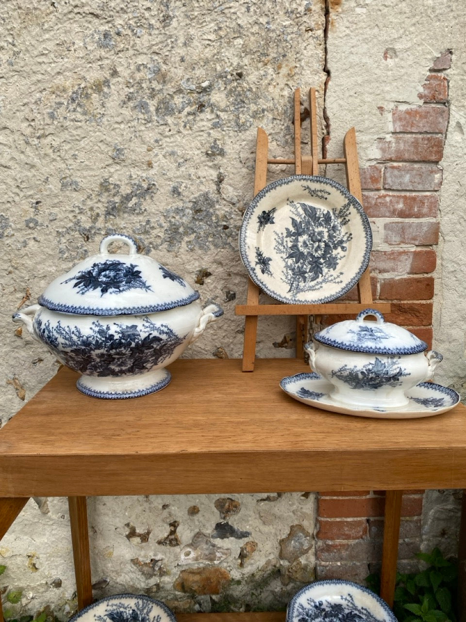 Vaisselle ancienne en terre de fer à décor floral bleu - Faïencerie Onnaing