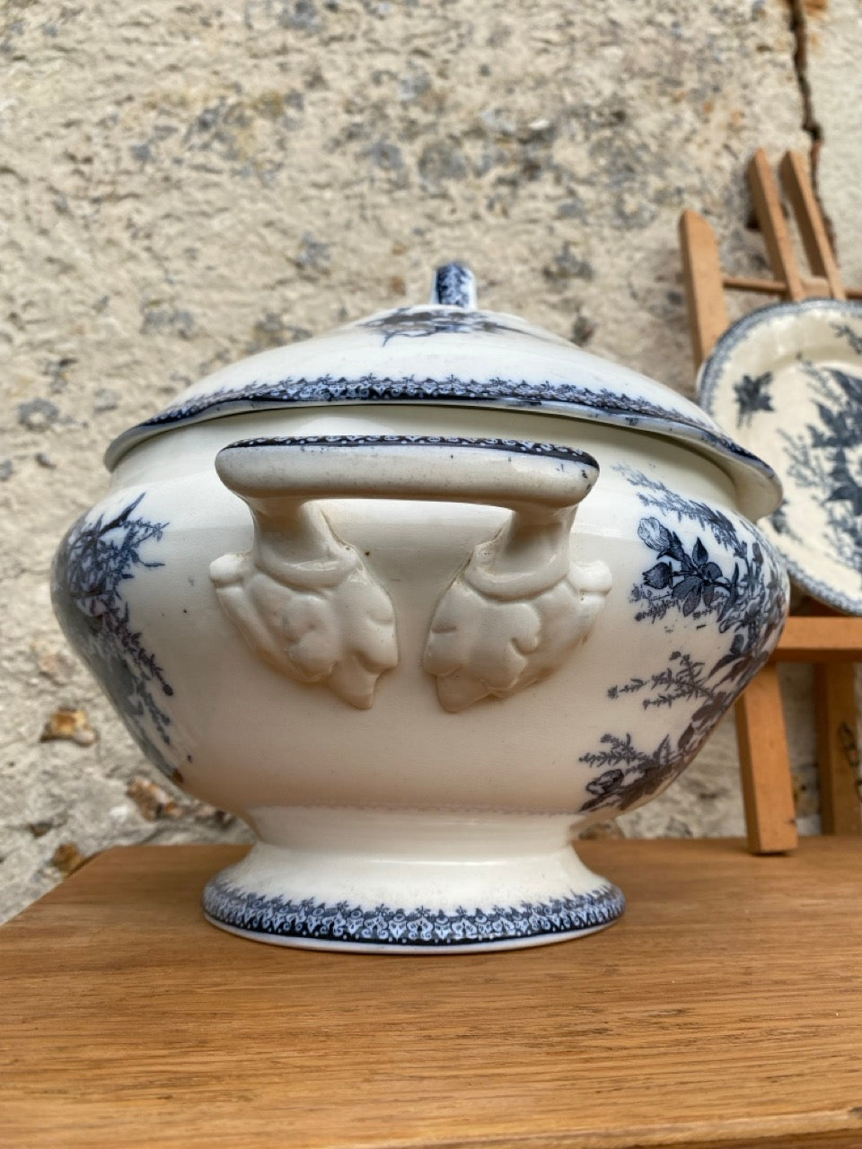 Vaisselle ancienne en terre de fer à décor floral bleu - Faïencerie Onnaing