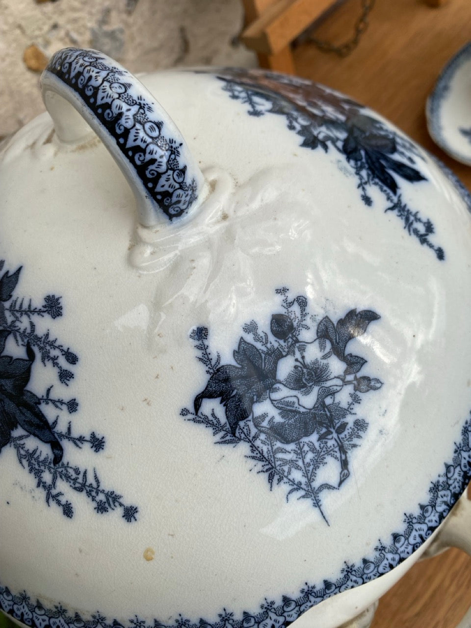 Vaisselle ancienne en terre de fer à décor floral bleu - Faïencerie Onnaing