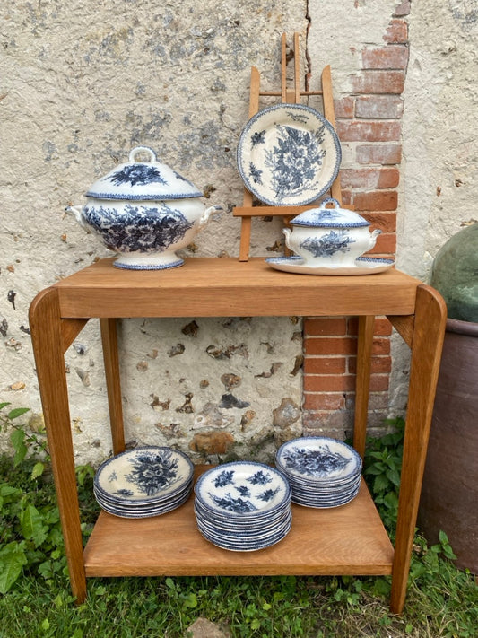 Vaisselle ancienne en terre de fer à décor floral bleu - Faïencerie Onnaing