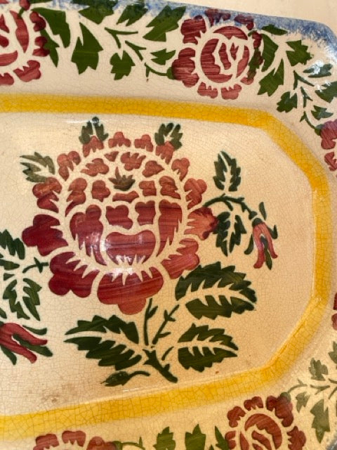 Plat octogonal Art Déco en faïence fleurie