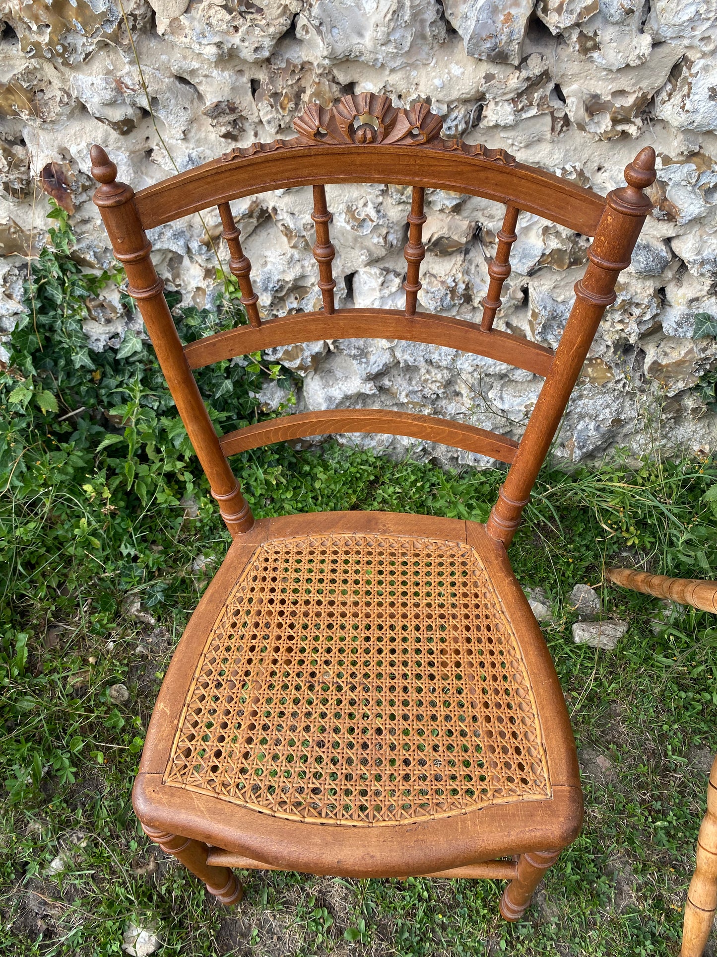 Chaise ancienne cannée à petit noeud