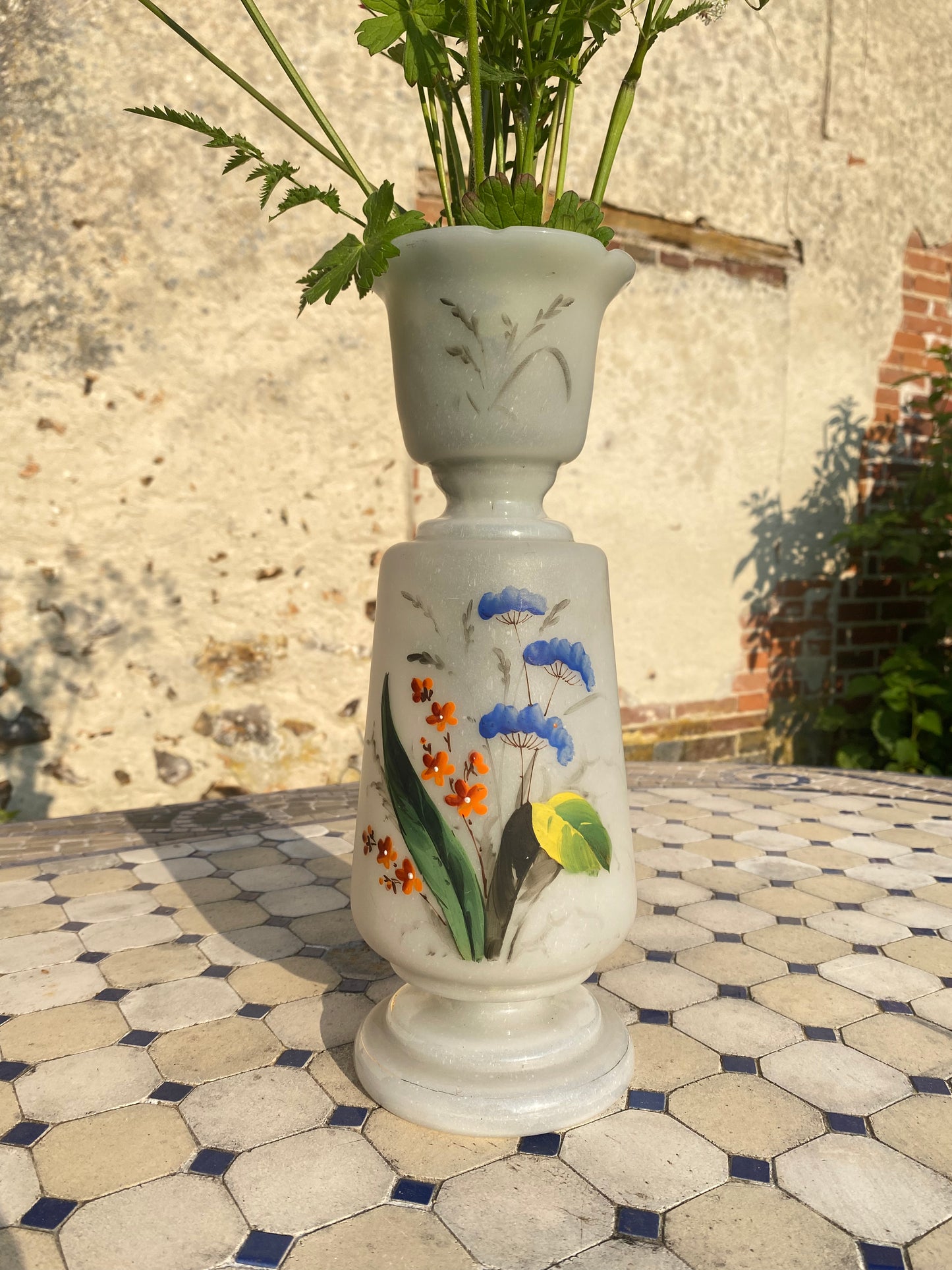 Vase en opaline fleurie