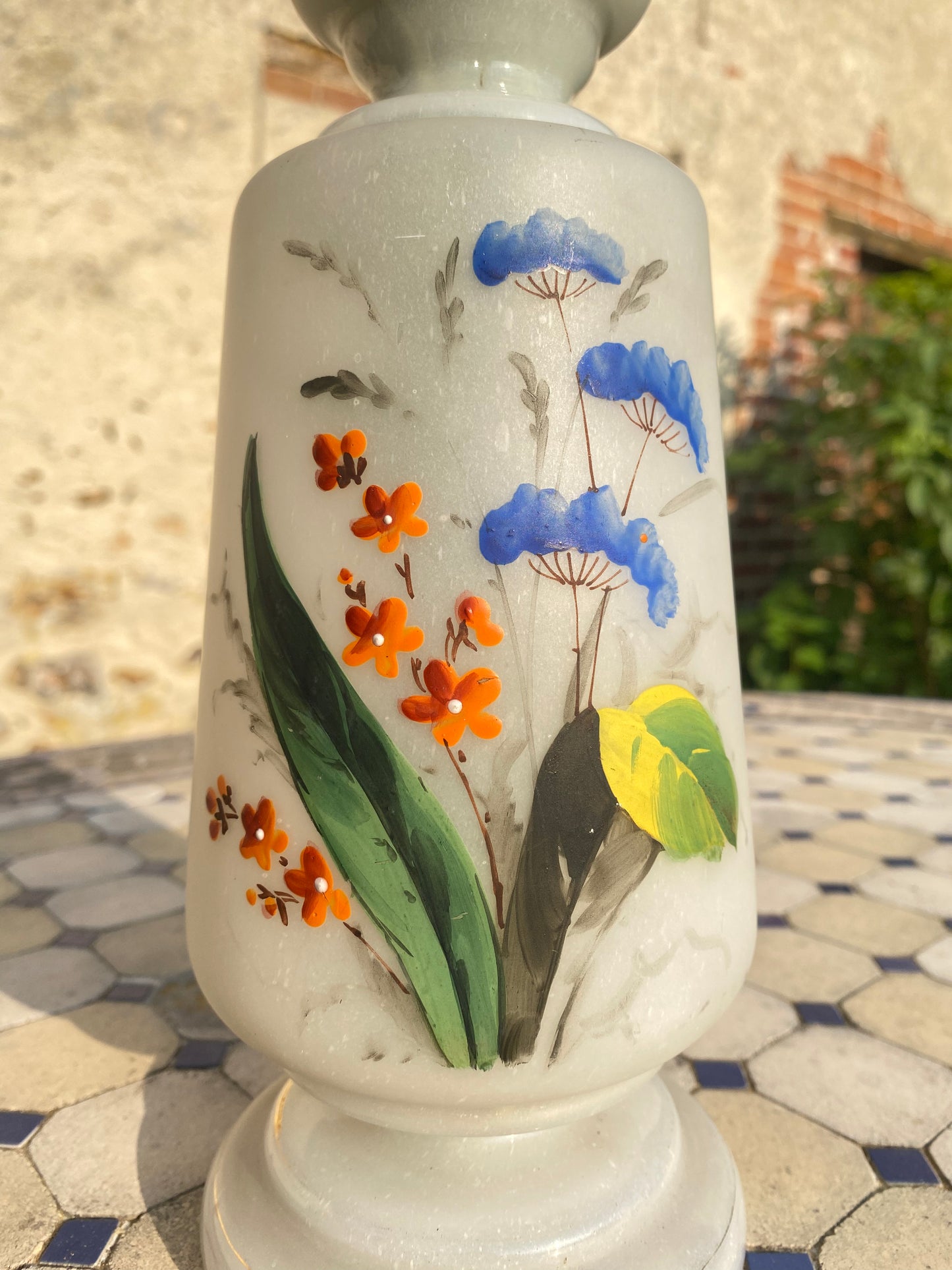 Vase en opaline fleurie