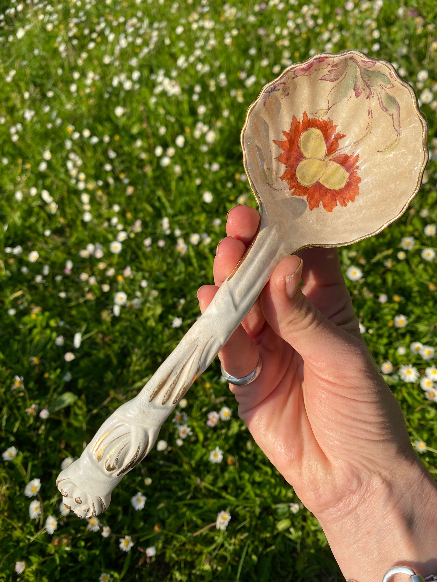 Cuillère à servir ancienne en porcelaine de Paris