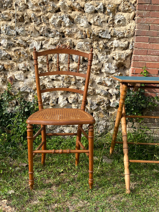 Chaise ancienne cannée à petit noeud