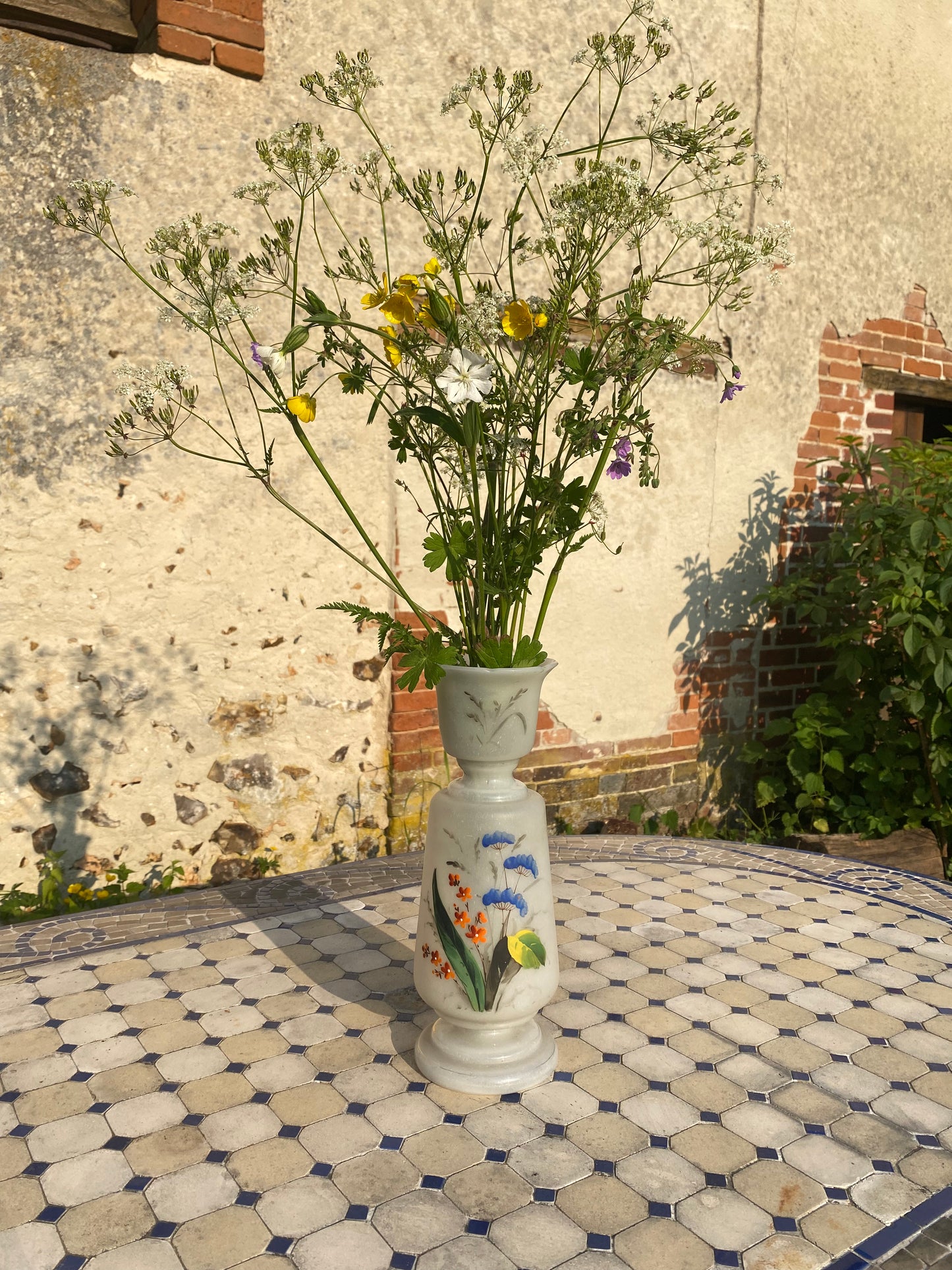 Vase en opaline fleurie