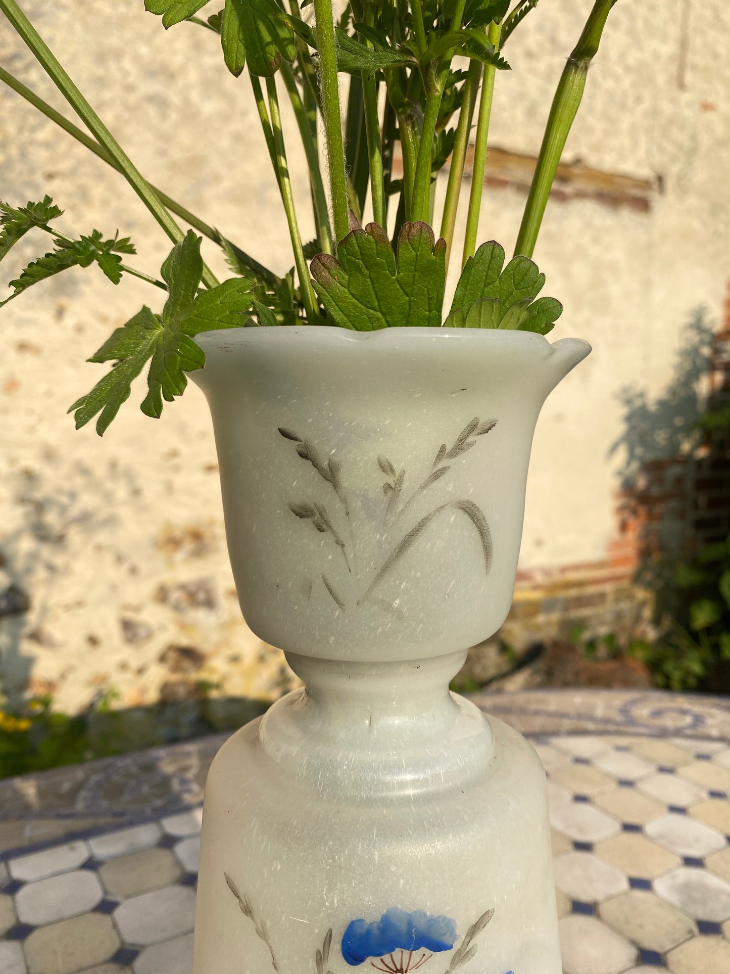 Vase en opaline fleurie